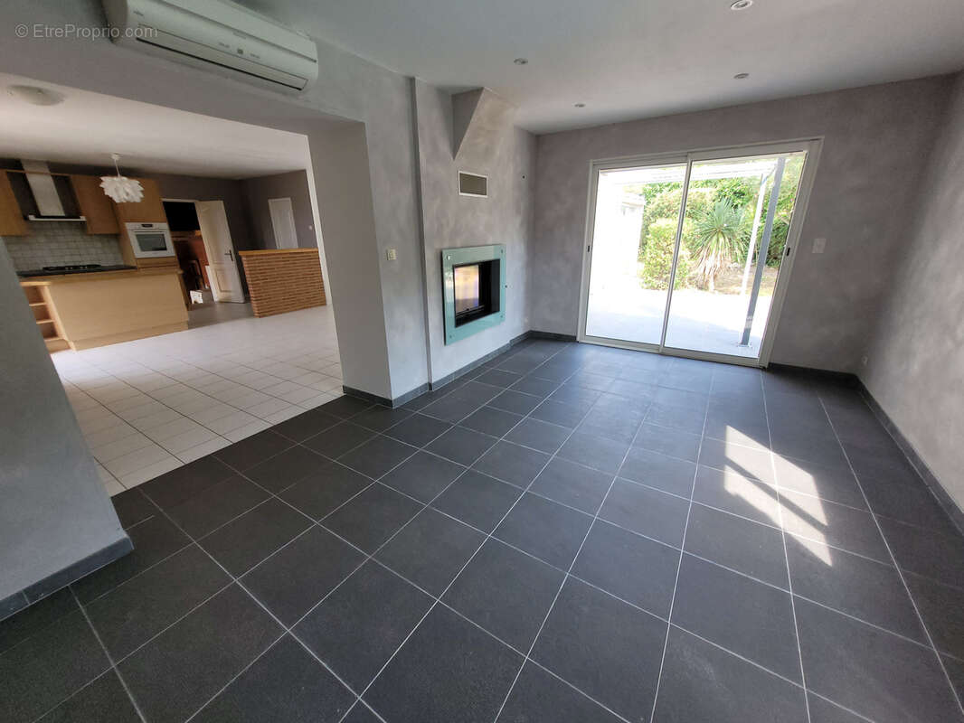  FLEURY Villa de type V d'une SH 152 m2 sur 3 faces sur un terrain de 619 m2 avec piscine. - photo 9