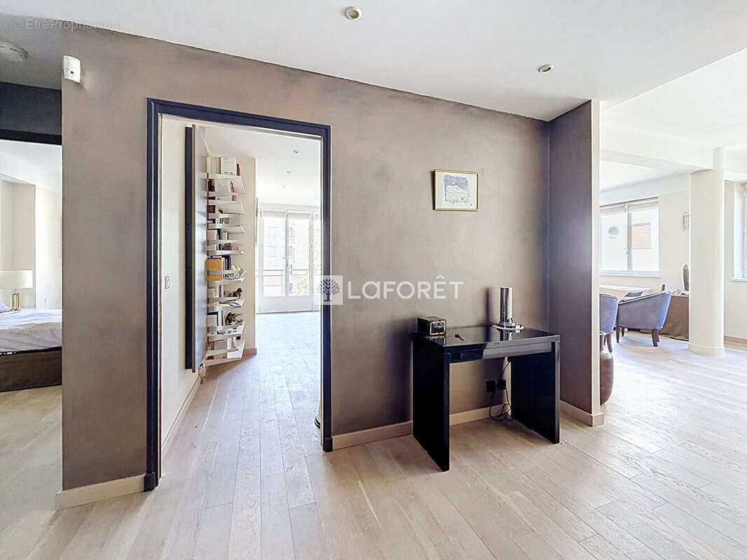 Paris 16e Secteur Mallet-Stevens  Appartement 3 pièces de 94,30 m² - photo 3