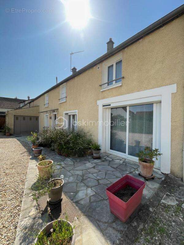 VERT-LE-PETIT – Maison de caractère rénovée avec garages et dépendances - photo 2