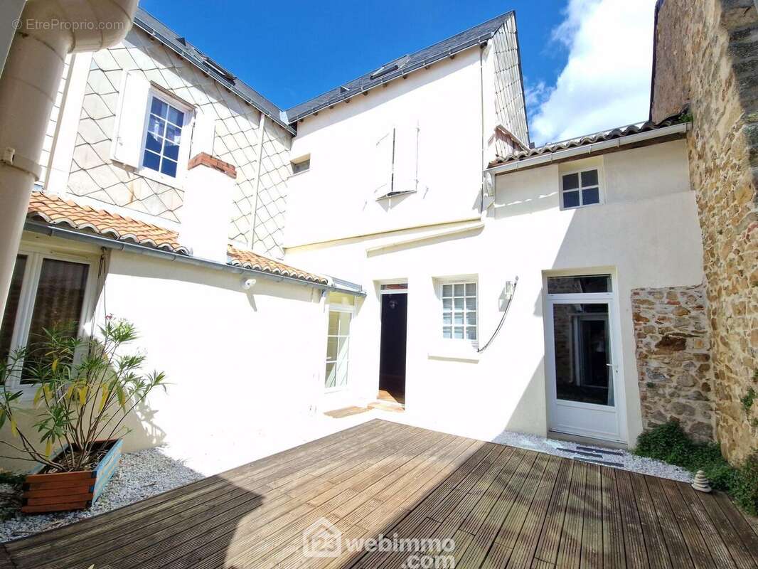 Côté cour, belle terrasse - Maison à LA ROCHE-SUR-YON
