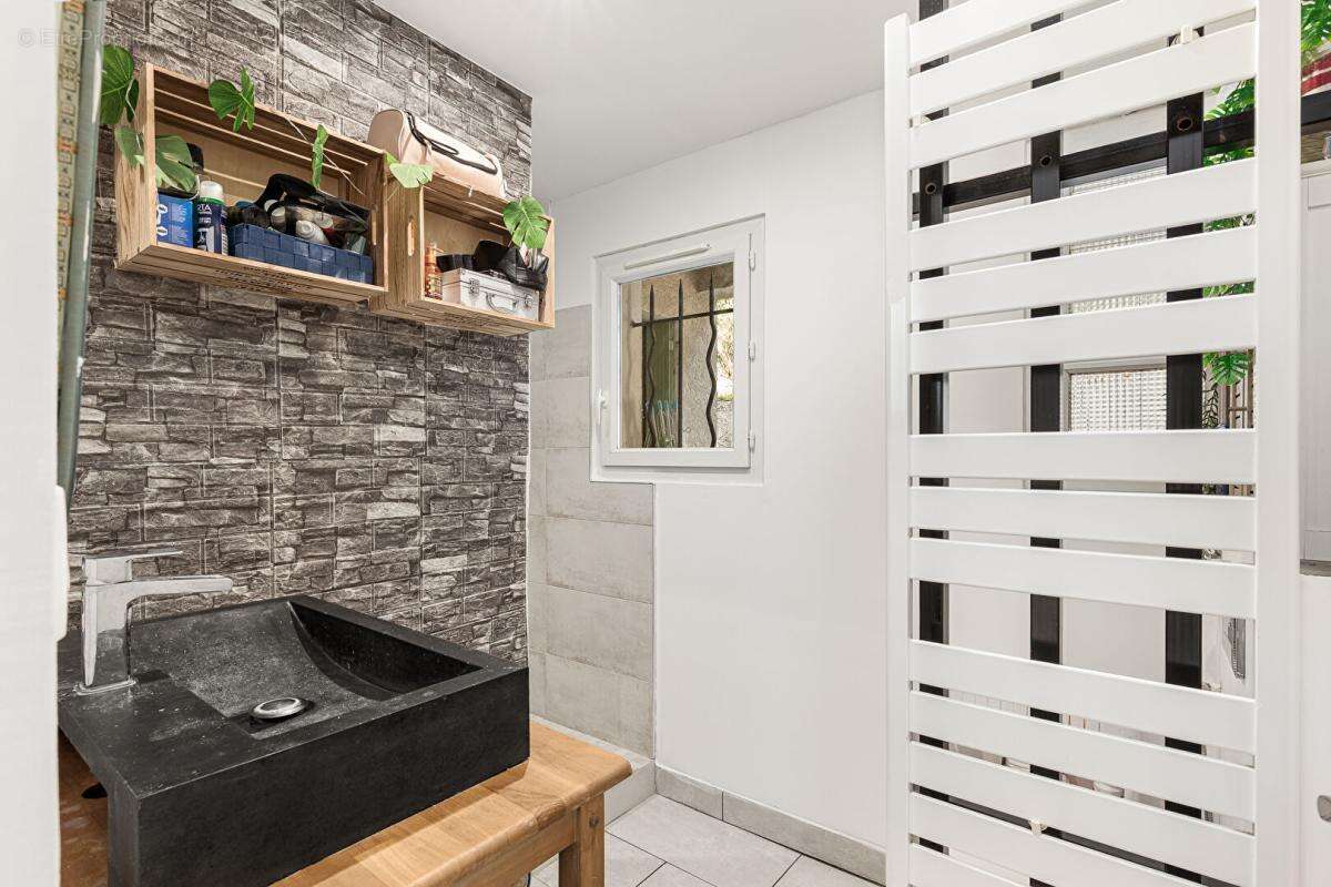 Maison à BAGNOLS-EN-FORET