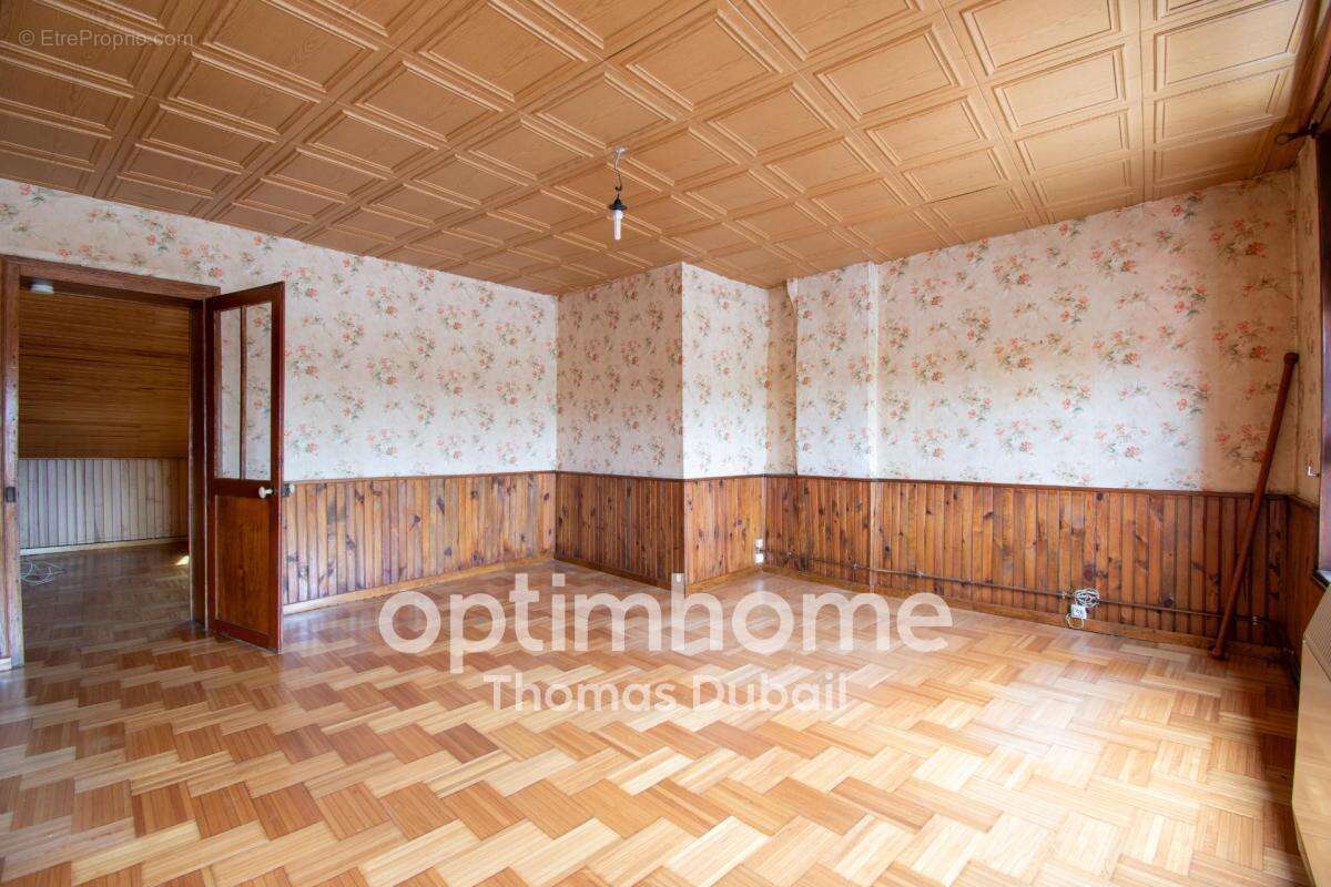 Maison divisée en deux logements avec garage et jardin - photo 2