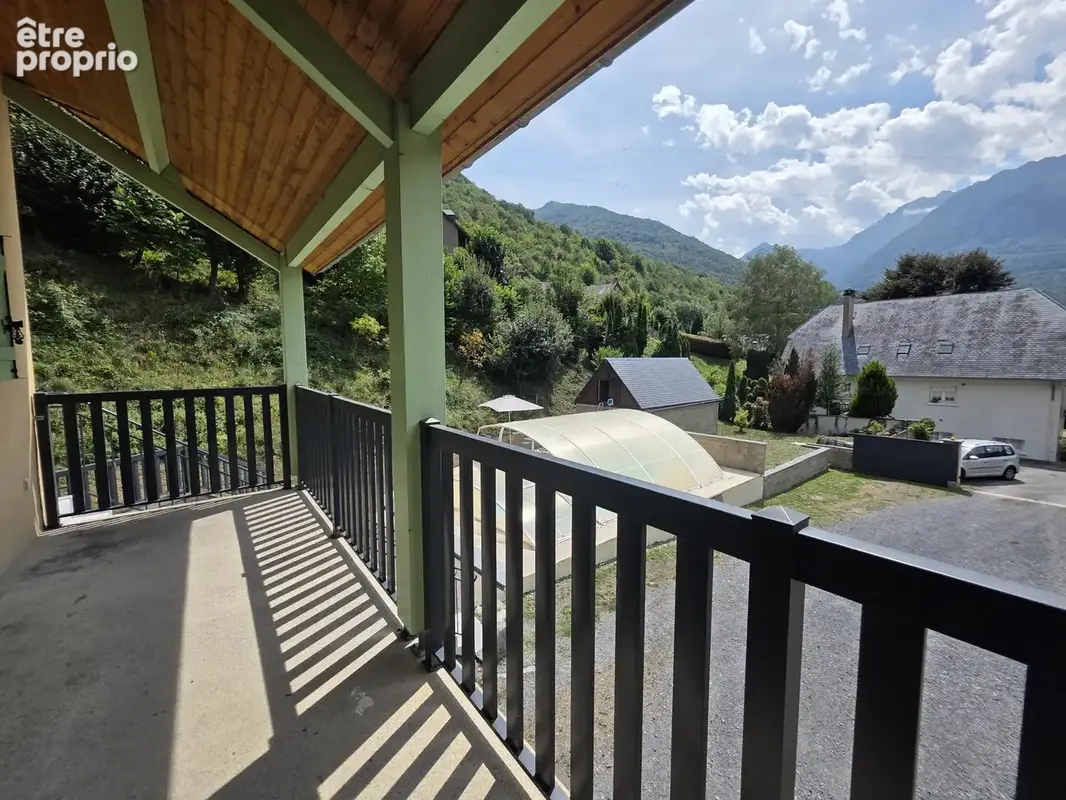 Maison familiale avec piscine couverte, grand terrain clos et belle vue montagne - photo 5