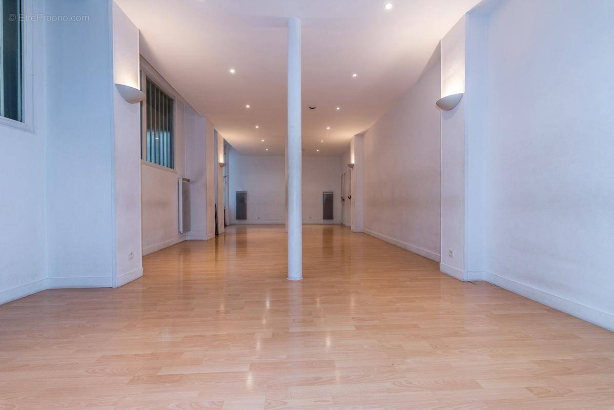 Commerce à PARIS-9E