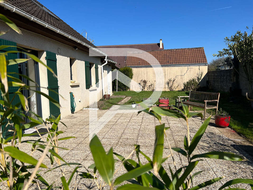 Maison à LE MESNIL-SAINT-DENIS