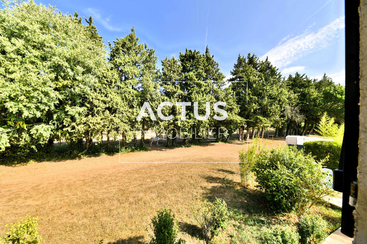 295 m² à Grans  - photo 2