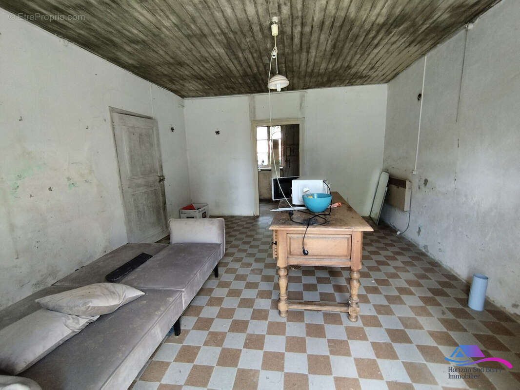 CHAMBRE RDC - Maison à SAINT-PRIEST-LA-MARCHE