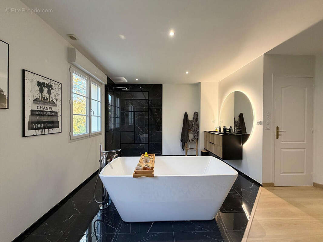 Maison à MONTIGNE-LE-BRILLANT