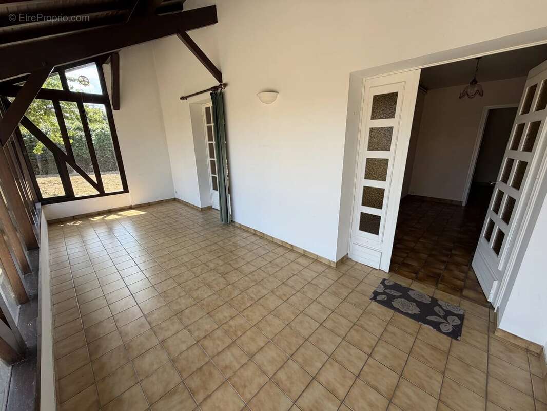 Maison de 152m2 habitable avec véranda et garage sur un jardin de 641m2 - photo 3