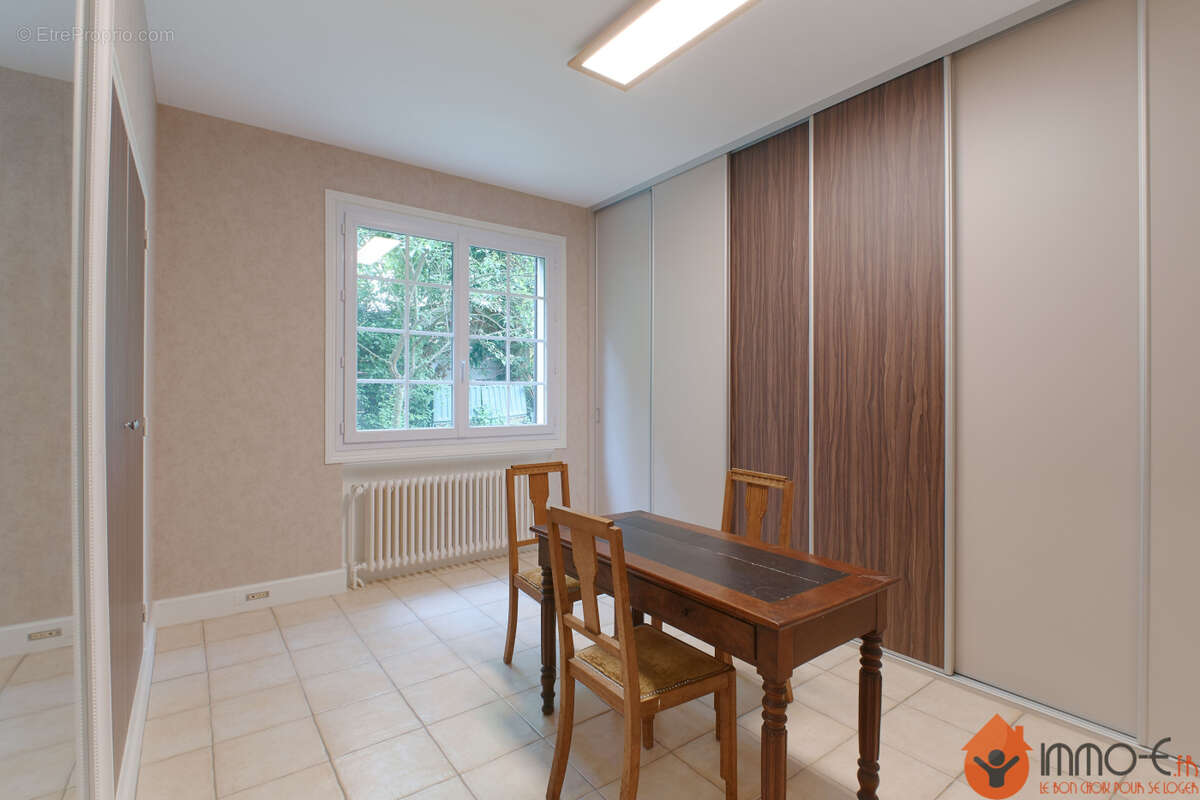 Maison 270 m² à Conde-Sainte-Libiaire  - photo 5
