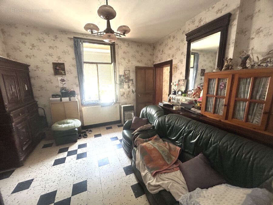 Maison de style bourgeoise, individuelle à rénover, développant 200m2 et bâtie sur 864m2 ! - photo 6
