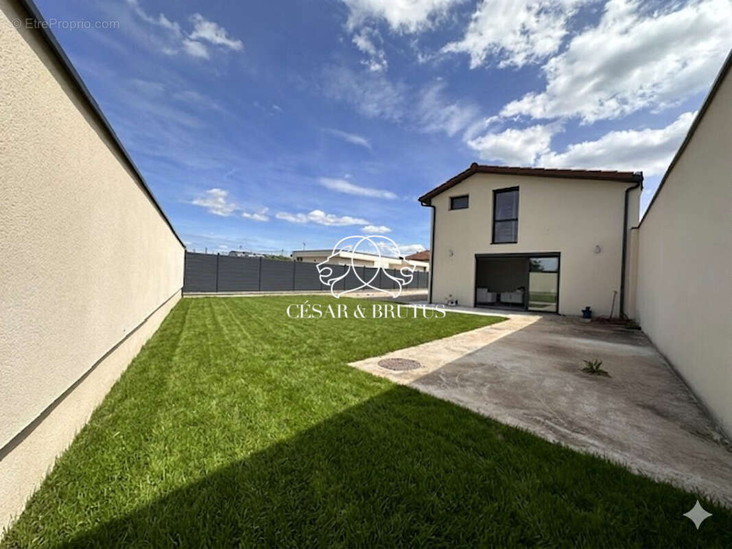 Maison 134 m² à Decines-Charpieu  - photo 4