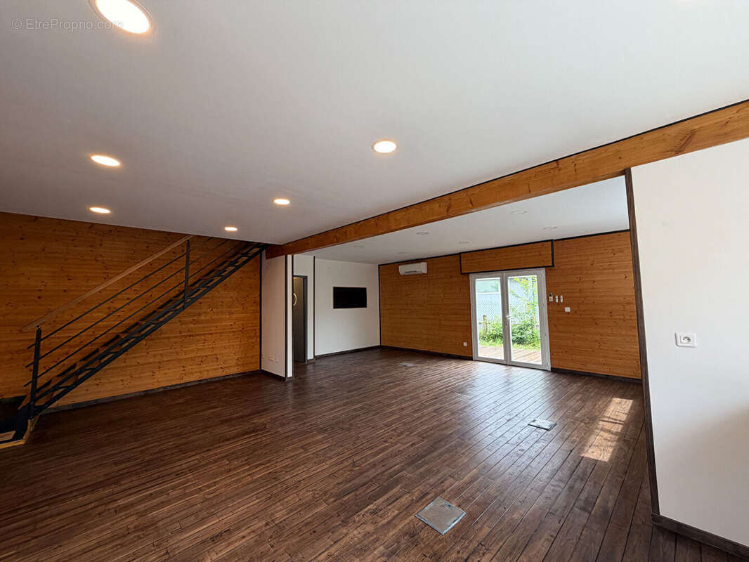 Le Haillan - Local / Bureau 220 m² - photo 3