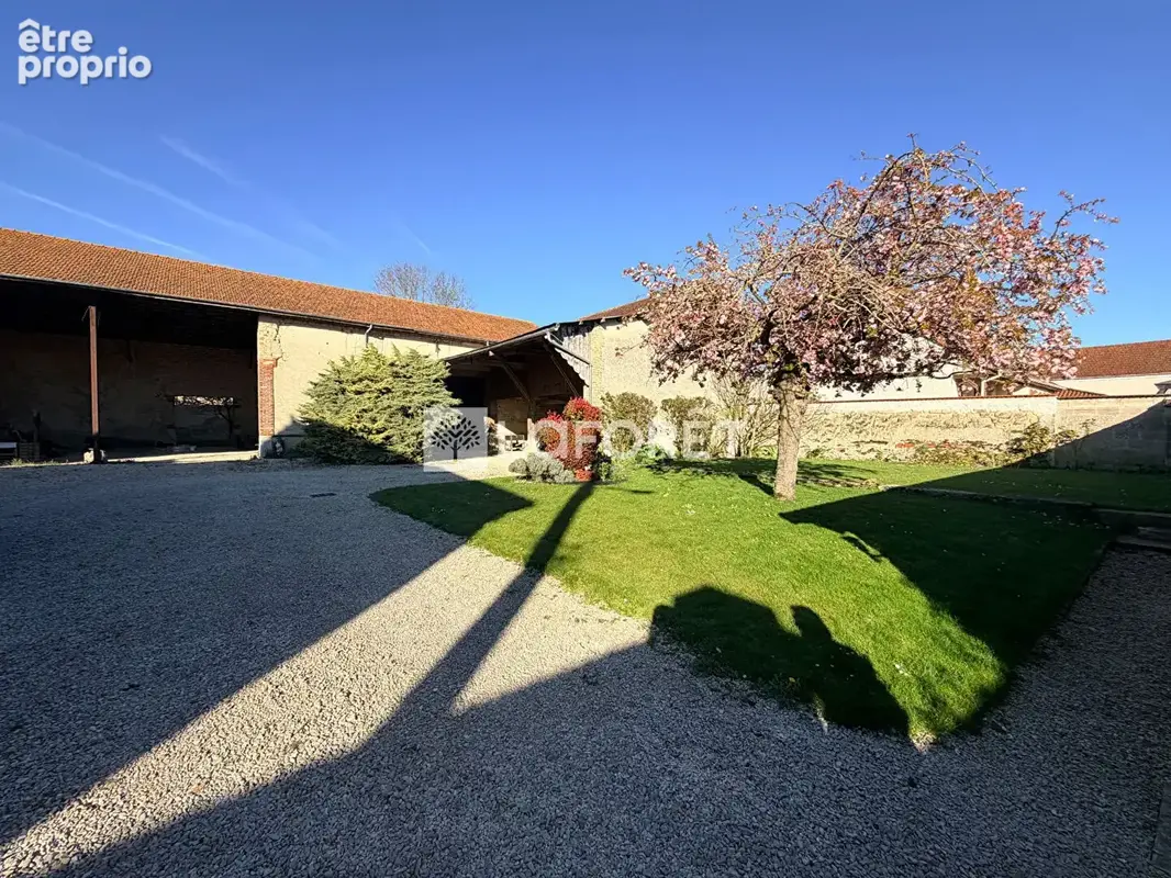 Corps de ferme à Vraux ? Maison familiale avec dépendances - photo 15