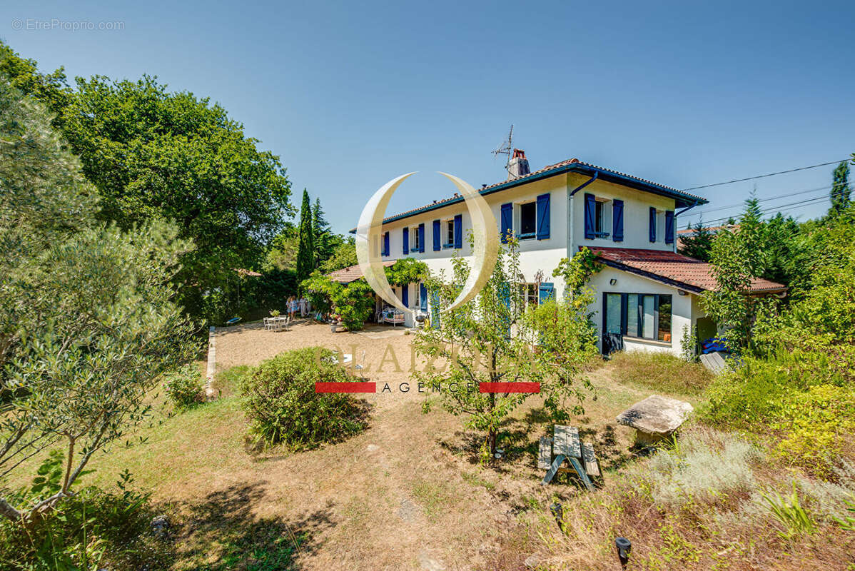 URRUGNE - Maison familiale de caractère avec piscine et vaste terrain Vue Rhune. - photo 5