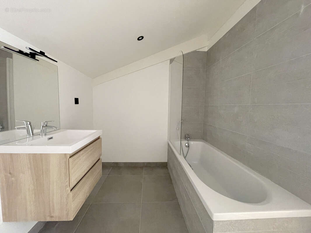 Appartement à LA TOUR-DE-SALVAGNY