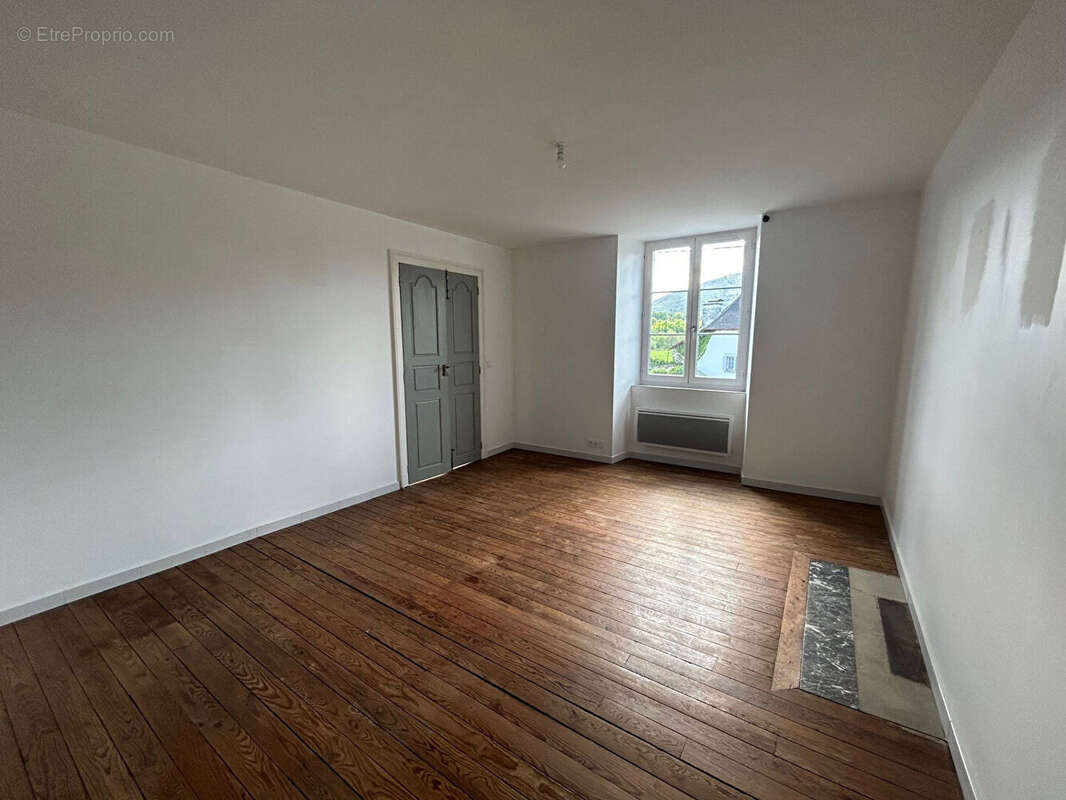 Maison de caractère rénovée avec cour et garages - photo 5