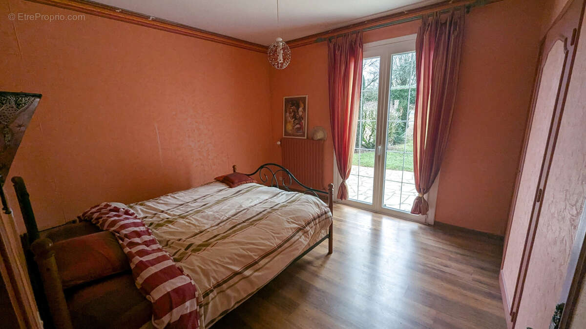 Saint gelais - maison de 120 m2 habitable 3 ch grand terrain et dependances - photo 7