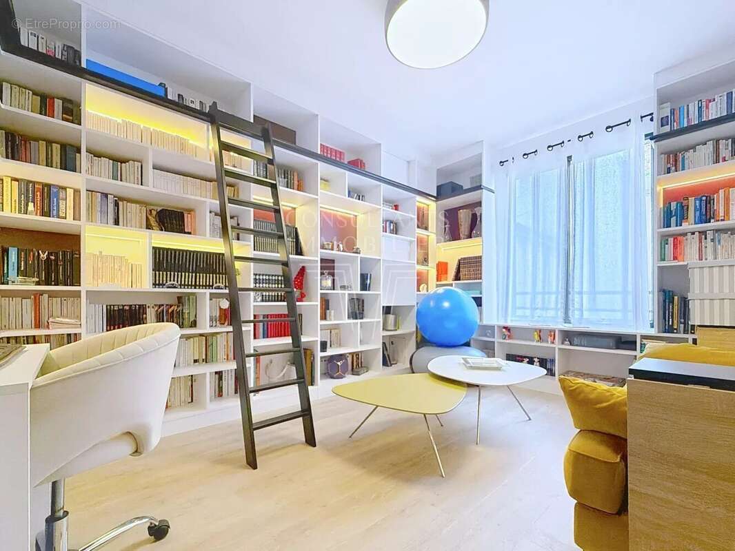 Appartement à PARIS-16E