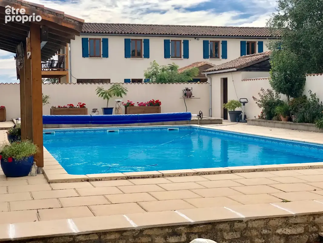 Exceptionnelle maison de campagne avec piscine et terrain de 6000 m². - photo 2