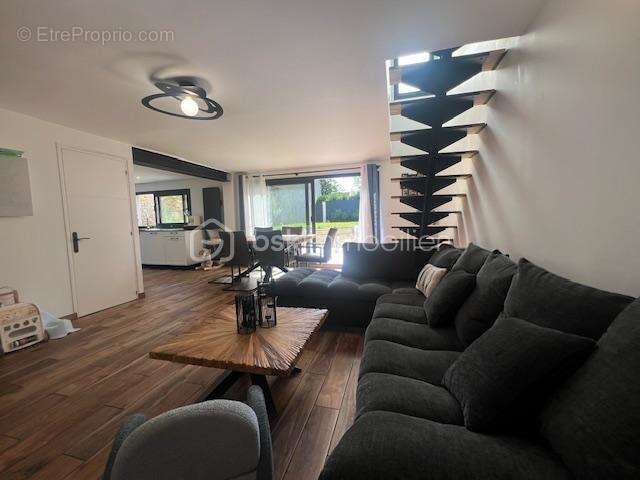 Maison à MANDRES-LES-ROSES