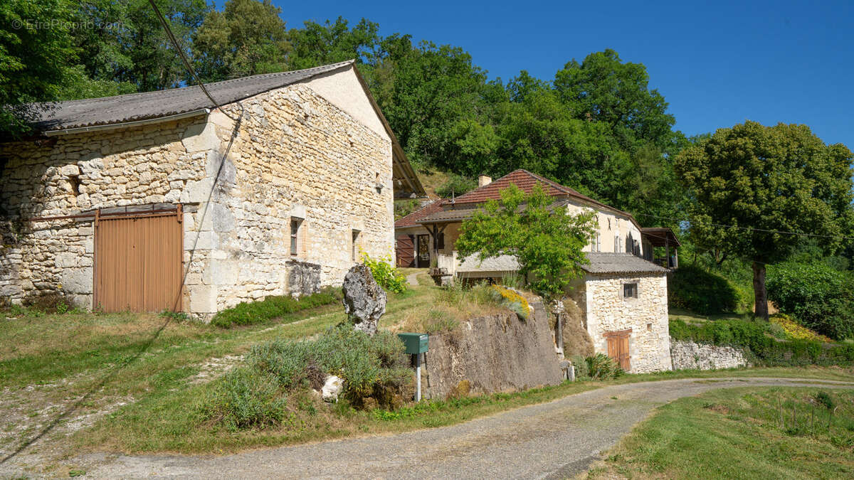 Propriété quercynoise à rénover avec dépendances et 6950 m2 terrain avec source - photo 4
