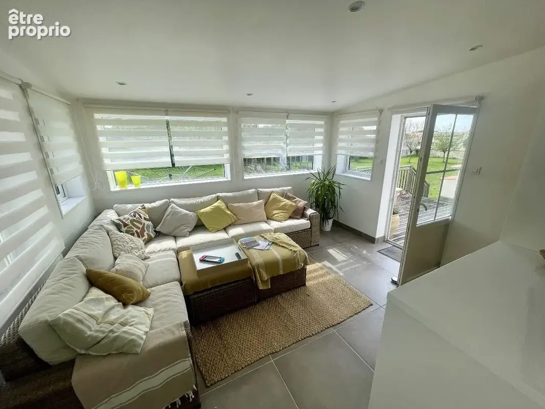 Maison avec piscine, commerces à pied ,dépendances et  grands garages, proche TGV et plages - photo 7