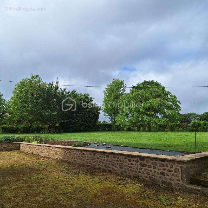 Maison à LASSAY-LES-CHATEAUX