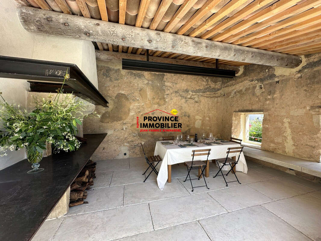 Maison 353 m² à Grignan  - photo 8