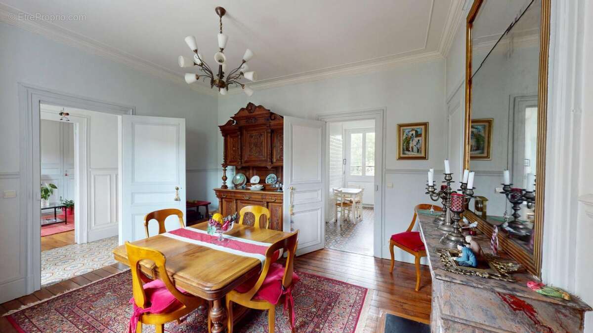 MAISON BOURGEOISE  229 M2 + dépendance 155 m2 PRIX  467900 - photo 7