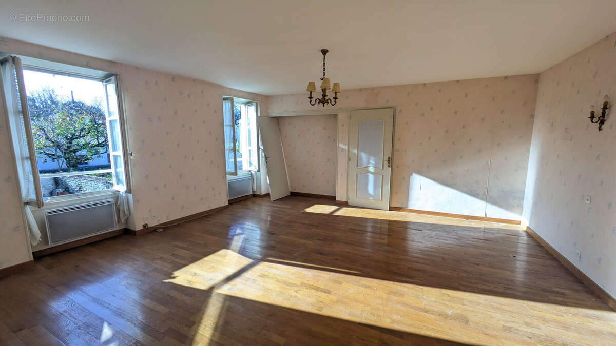 Maison à FRONTENAY-ROHAN-ROHAN