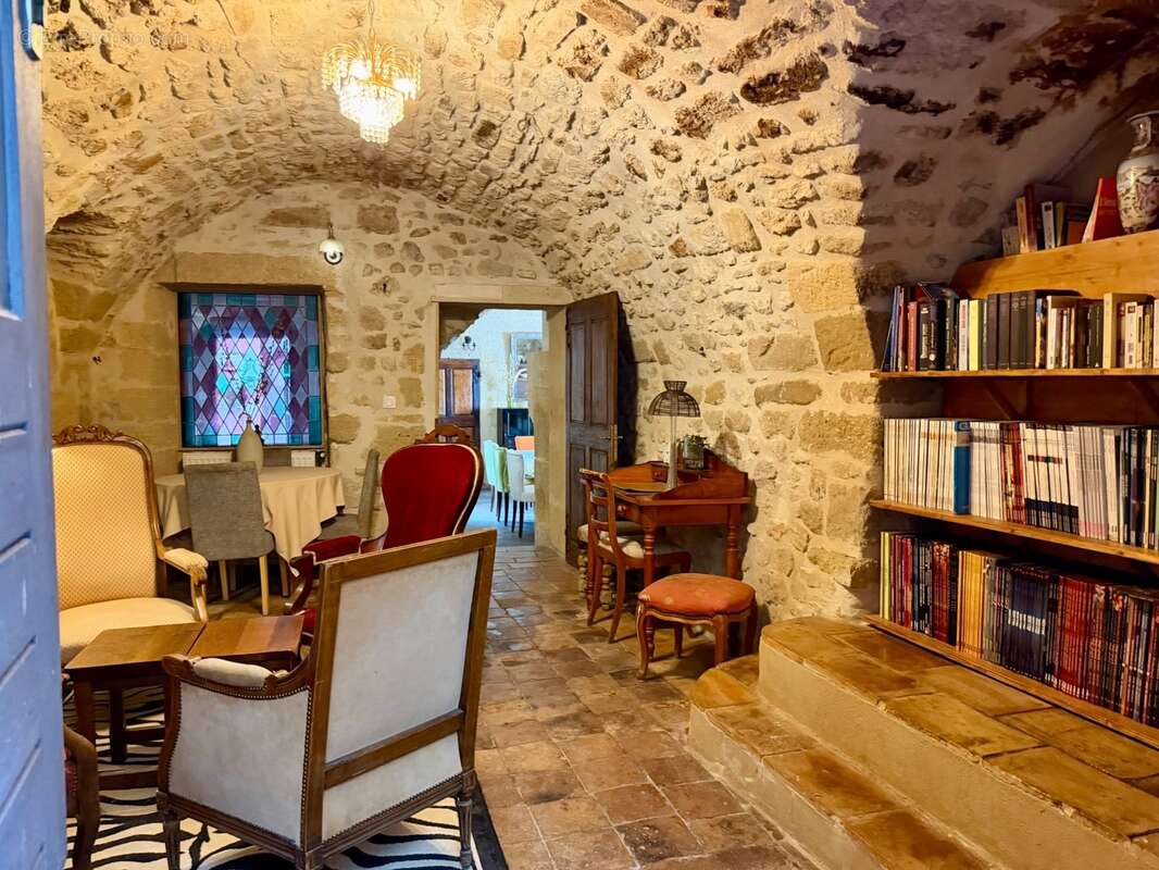 Demeure de caractère avec jardin clos, piscine et dépendances – à 10 mn d’Uzès  - photo 7