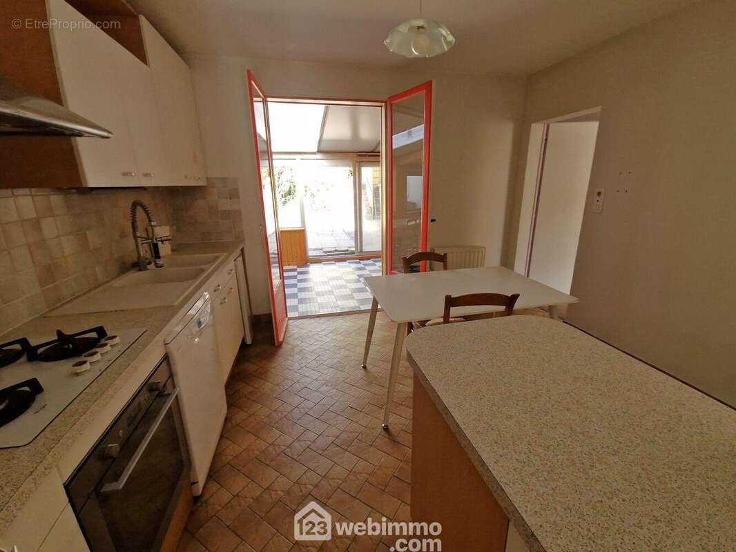 Autre angle de vue, accès véranda - Maison à LA ROCHE-SUR-YON