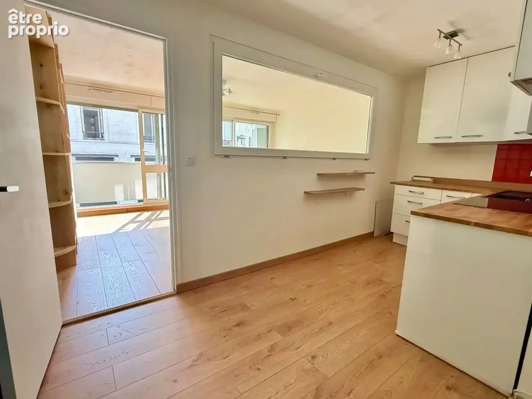 Paris 18e – Guy Môquet  Studio (balcon et cave) - photo 5
