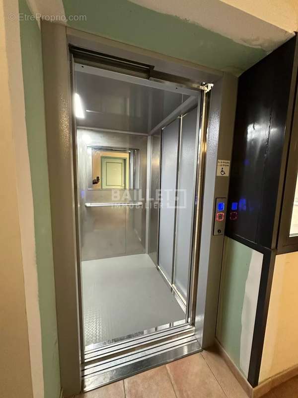 Commerce à TOURRETTES