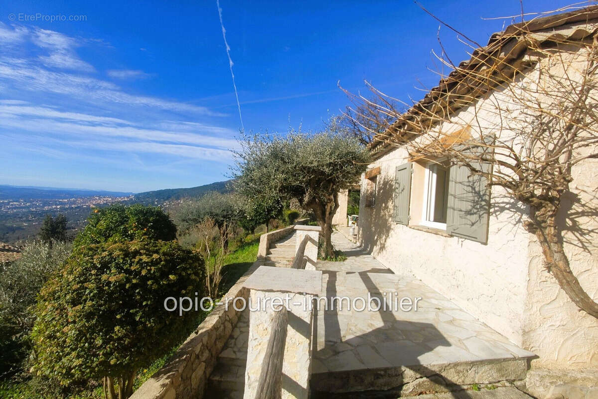 Maison à CHATEAUNEUF-GRASSE