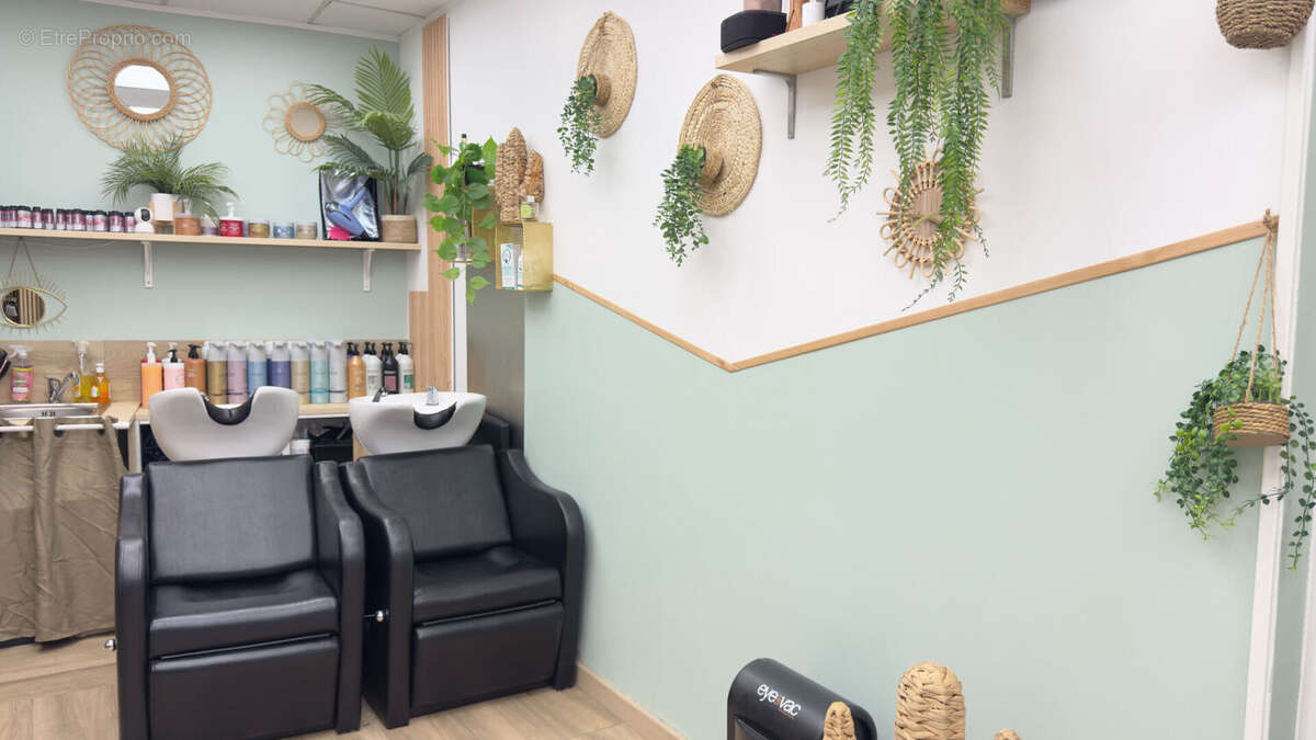 Commerce à SIMIANE-COLLONGUE