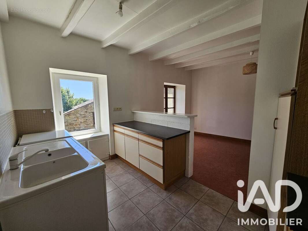 Appartement 72 m² à Bourg-Lastic  - photo 2