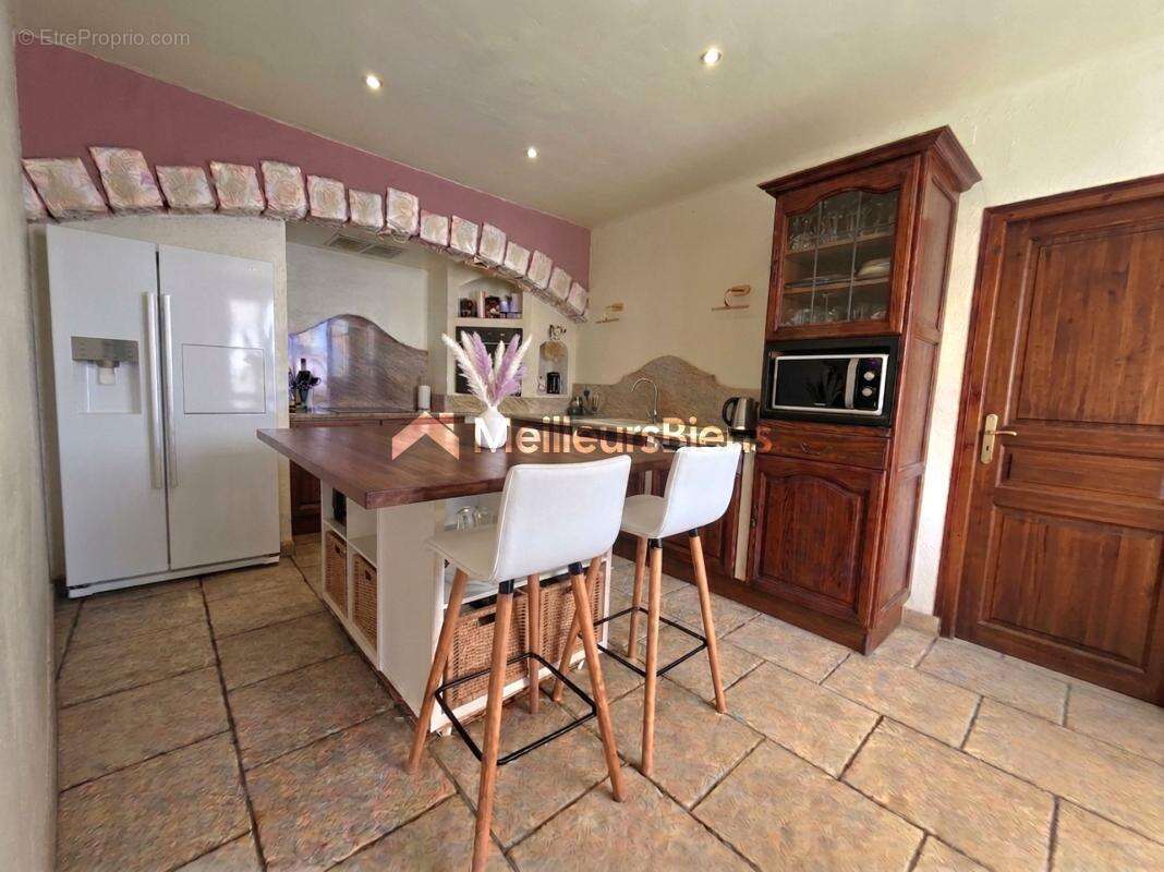 À 2 pas du Vidourle : ancienne école rénovée avec 4 chambres, garage et potentiel locatif - photo 8