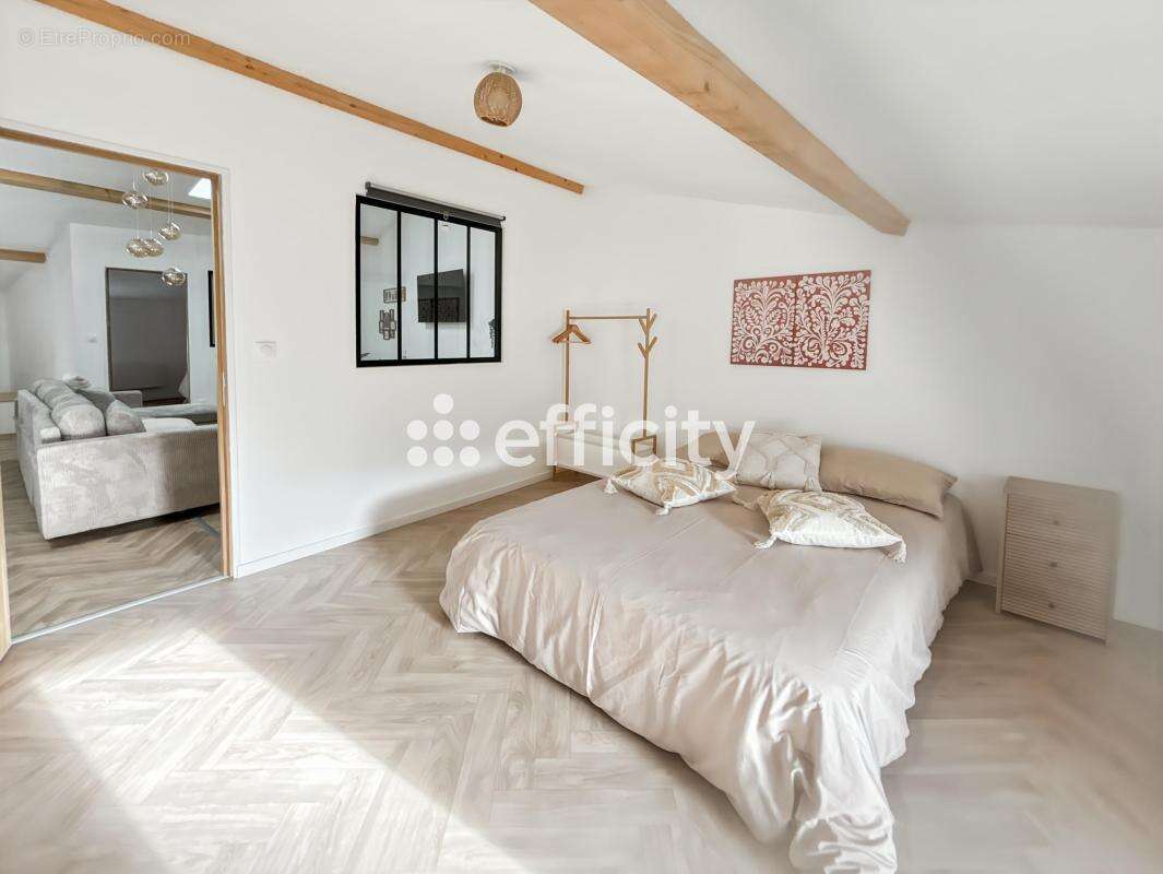 Appartement à SAINT-JEAN-D'ANGELY