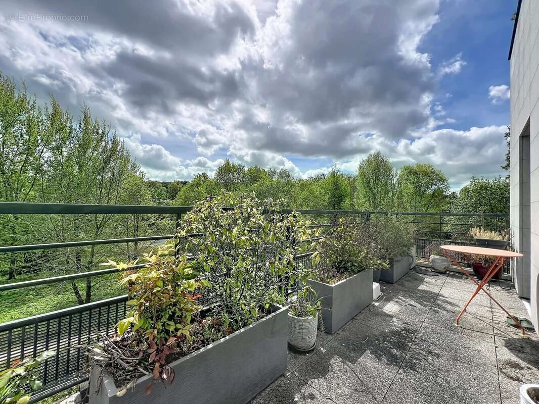Appartement à MARNES-LA-COQUETTE