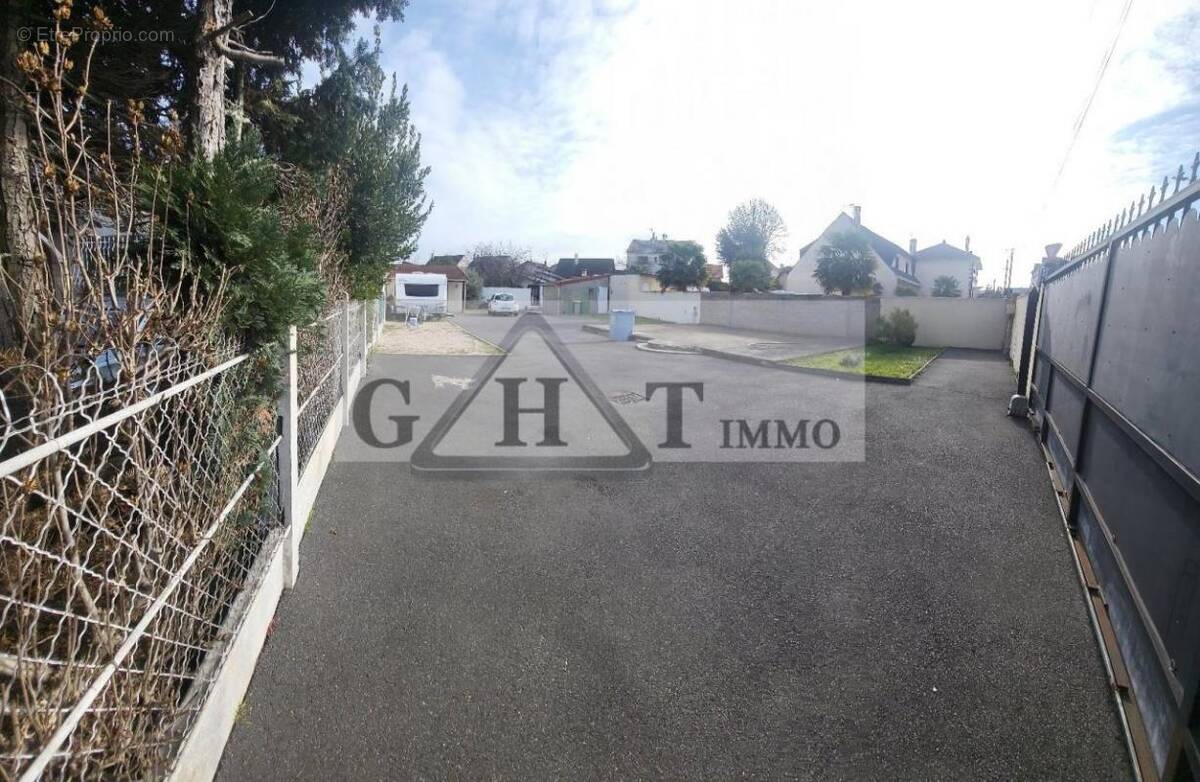 Terrain à LES PAVILLONS-SOUS-BOIS