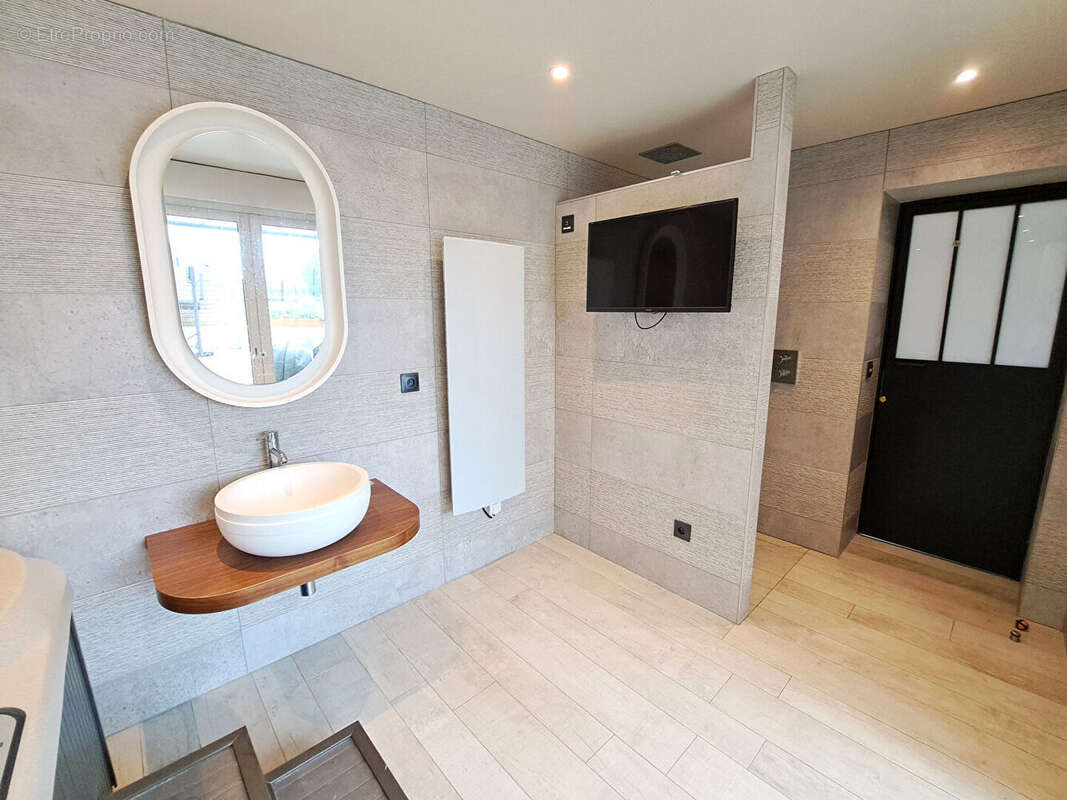 Maison à LES ECRENNES