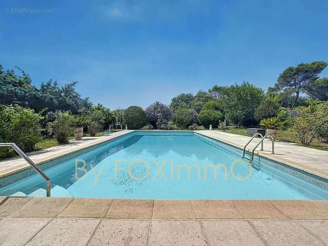 Antibes – Villa apercu mer, beaucoup charme avec potentiel,calme absolu, proche des commodités, jardin plat piscine. - photo 3