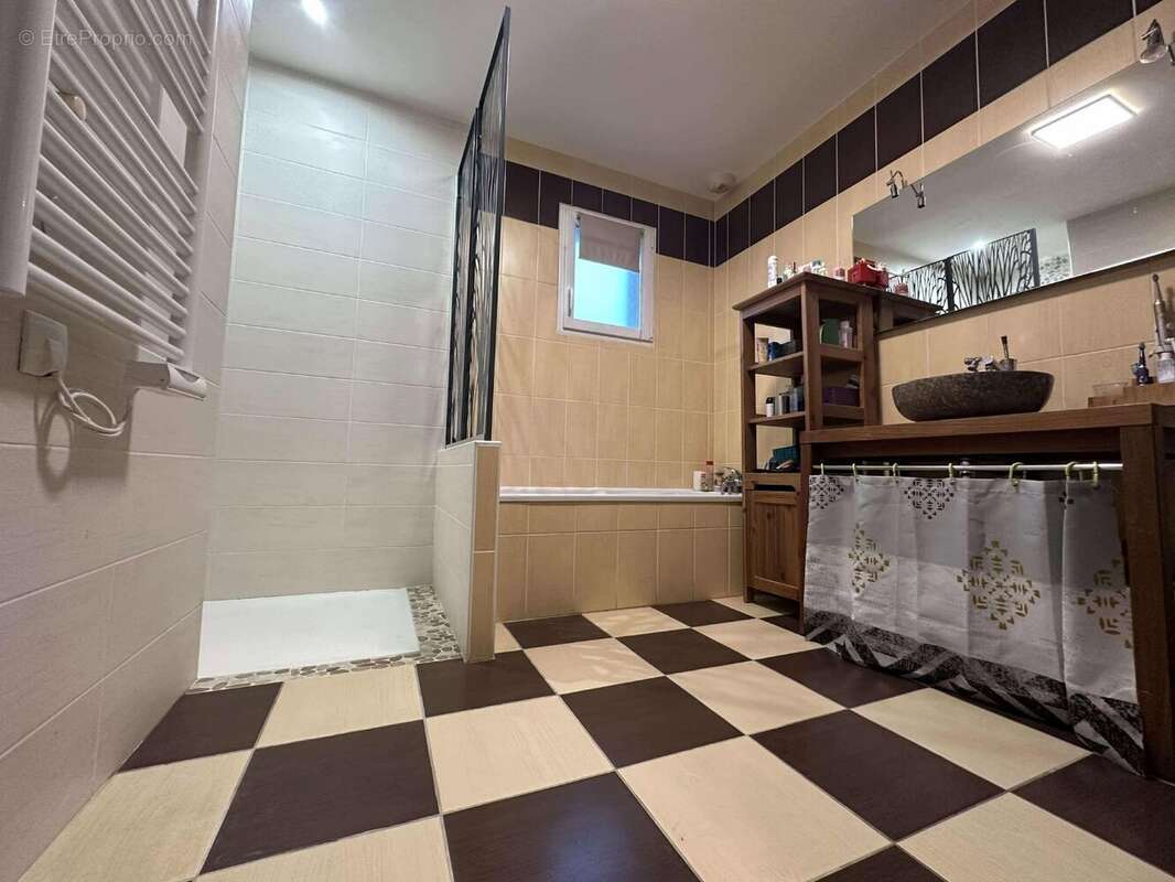 Maison à SAINT-LAMBERT-DU-LATTAY