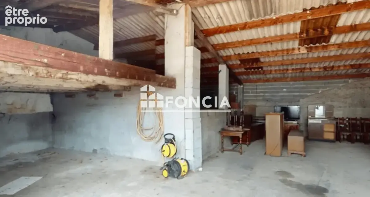Investisseurs, artisans ou porteurs de projets : découvrez un bien rare à fort potentiel de valorisation à Trévoux ! - photo 9
