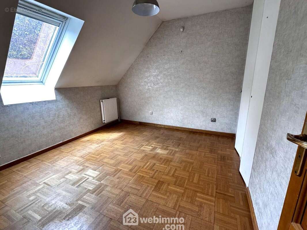 Allons à l'étage découvrir une première chambre...