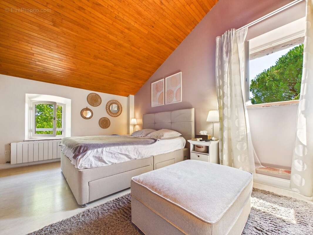 Jolie maison en pierre avec 4 chambres, un grand garage et un abri voiture. - photo 10