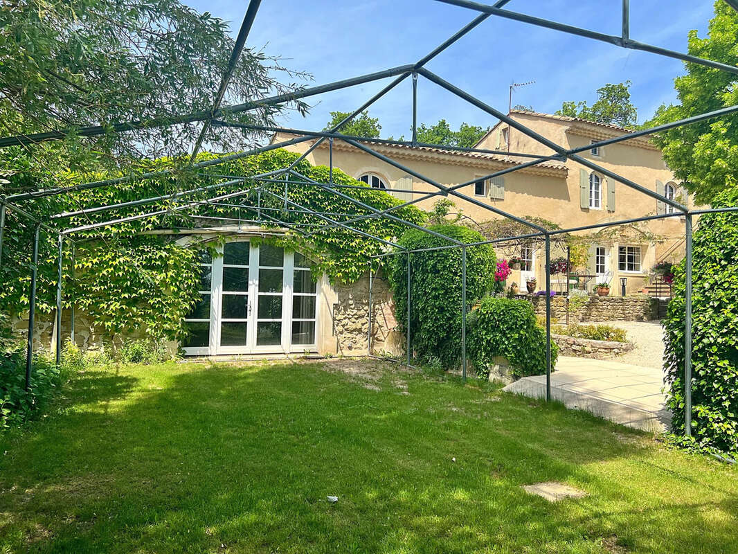 Proche de Grignan   Authentique Mas du XVᵉ siècle avec gîtes sur 4,3 hectares - photo 3
