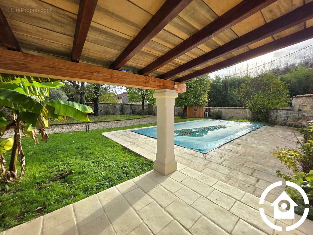 Maison à GENSAC-LA-PALLUE